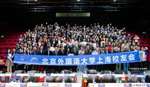 最后,北外上海校友会的志愿者们上台领唱校歌,在响亮的歌声中,北京