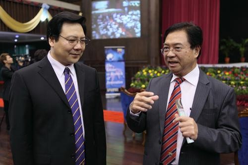 温总理在马来西亚大学演讲前，陈校长同嘉宾交换意见