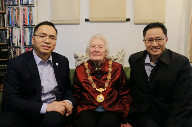 科技部副部长、国家外国专家局局长李萌看望伊莎白教授