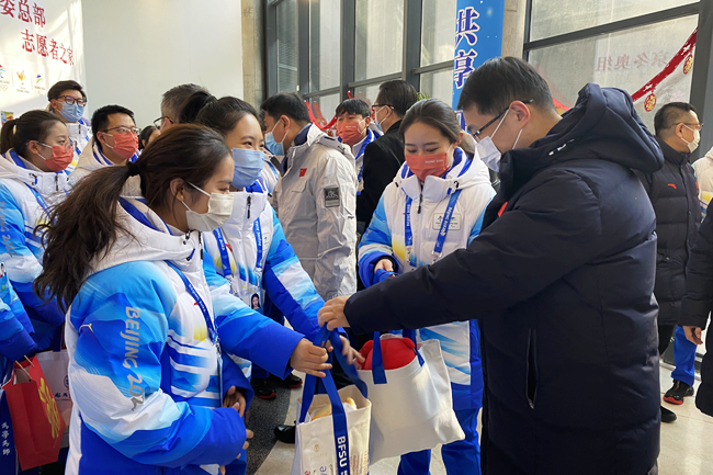 校领导看望慰问北外驻冬奥组委总部志愿者